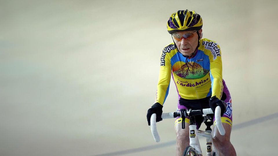 Robert Marchand masih aktif bersepeda di usia 105 tahun. Copyright: &copy; GettyImages